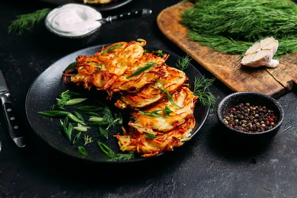 Ekşi Kremalı Draniki Patates Gözlemesi .