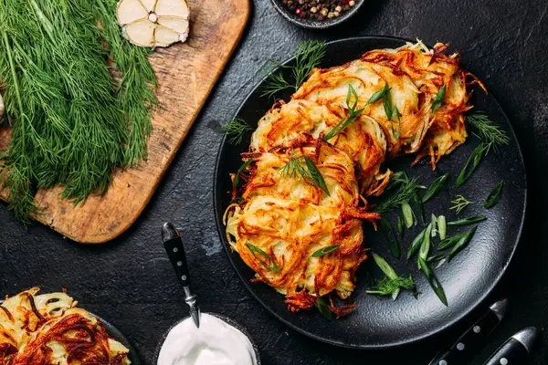 Ekşi Kremalı Draniki Patates Gözlemesi .