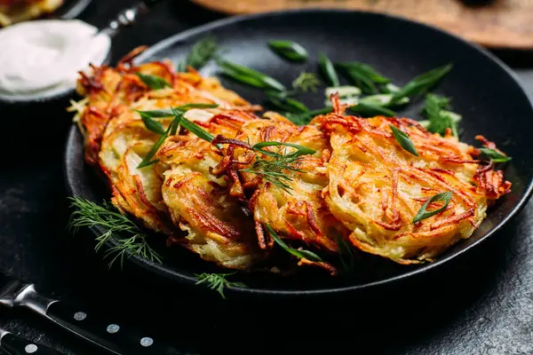 Ekşi Kremalı Draniki Patates Gözlemesi .