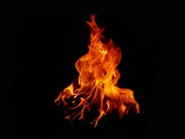 炎のテクスチャ奇妙な形の炎の背景火の肉は ストーブや料理から焼かれます 危険感抽象的な黒の背景バナーや広告に適しています — ストック写真
