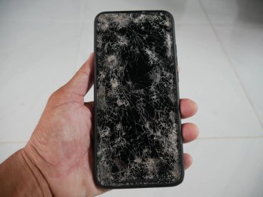 Akıllı telefon yere düştü, bir çatlağa düştü..