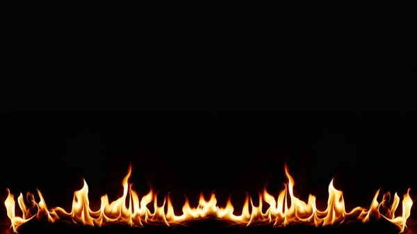 想像通りの美しい炎 危険で燃えるような風味と黒い背景を示す地獄からのように — ストック写真