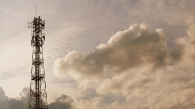 Telefon kuleleri hava karardığında sinyal yaymak için kullanılıyor..