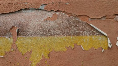 Duvardaki kabuk soymak renk ve çürüme katmanlarını ortaya çıkarır..