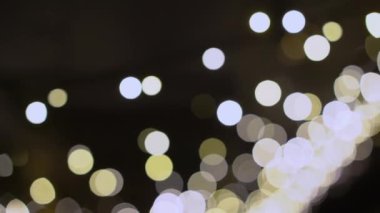 Ampul çelengi. Telli lamba, siyah kablo, LED lambalar. Tatil için şenlik dekorasyonu. İç mekan. Noel, yeni yıl, parti. Dekoratif aydınlatma. Bulanık