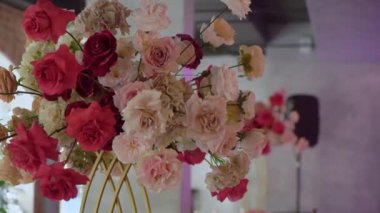 Çok güzel dekore edilmiş bir düğün resepsiyonu salonu. Masalı, sandalyeli, çiçekli bir oda. Lüks etkinlik.