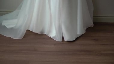 Beyaz Gelinlik İçinde Güzel Bir Gelin. Uyuyan kadın. Genç dişi yürüyor, ayakta duruyor ve içeride poz veriyor..