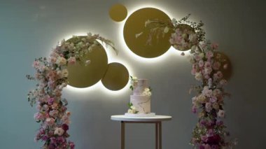 Kutlama pastası kesen biri. Gelin ve damat düğün resepsiyonunda. Bıçak tutan adam ve kadın bir dilim tatlı kestiler..