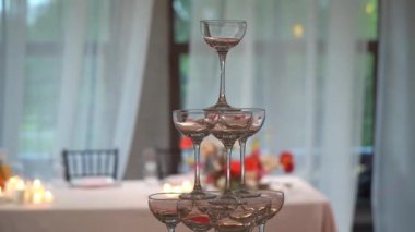 Kutlama partisinde gözlük kulesi. Hoş geldin içkileri, şampanya kulesi ya da köpüklü şarap. Kırmızı böğürtlenli. Restoran resepsiyona hazır. Alkolik içecek..