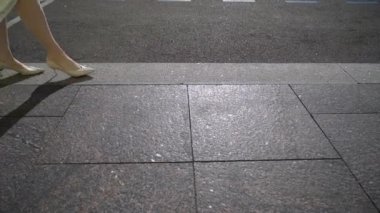 Gelin yürüyor, arkadan bakıyor. Gelinlik Treni. Beyaz lüks gelinlik. Kadın yürüyüşü.