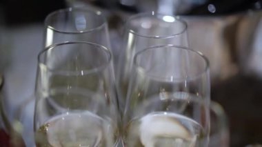 Şampanya dolu bardaklar ya da beyaz köpüklü şarap. Restoranda büfe, tatilde ya da partide hoş geldin içkisi. Tatil kutlaması. Etkinlikte alkollü içecek. 