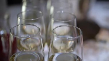 Şampanya dolu bardaklar ya da beyaz köpüklü şarap. Restoranda büfe, tatilde ya da partide hoş geldin içkisi. Tatil kutlaması. Etkinlikte alkollü içecek. 