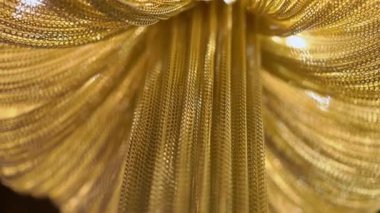 Lüks restoranların, otellerin ya da sarayların tavanında asılı lüks avize lambaları. Modern altın rengi.