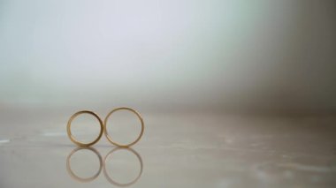 Alyanslar mücevher. Mermer zemin üzerinde iki altın yüzük. Evlilik ve evlilik teklifi yüzükleri..