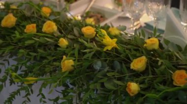 Çok güzel dekore edilmiş bir düğün resepsiyonu salonu. Masalı, sandalyeli, çiçekli bir oda. Lüks etkinlik.