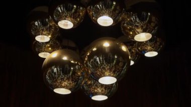 Lüks restoranların, otellerin ya da sarayların tavanında asılı lüks avize lambaları. Modern altın rengi.