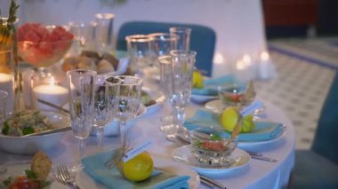 Çok güzel dekore edilmiş bir düğün resepsiyonu salonu. Masalı, sandalyeli, çiçekli bir oda. Lüks etkinlik.