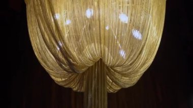 Lüks restoranların, otellerin ya da sarayların tavanında asılı lüks avize lambaları. Modern altın rengi.