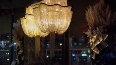 Lüks restoranların, otellerin ya da sarayların tavanında asılı lüks avize lambaları. Modern altın rengi.