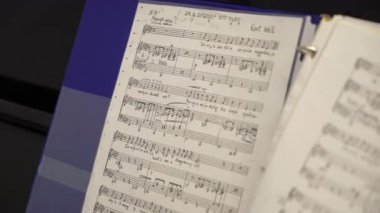 NEW YORK, ABD - 22 Nisan 2024: Bu, eğitim amaçlı kullanıma uygun bir klasörde müzik sayfalarının ayrıntılı bir şekilde kapatılmasıdır. Müzik dersleri, sanatsal projeler, öğrenim ve öğretim için uygundur.
