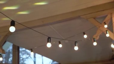 Sıcak sicim ışıkları rahat bir atmosfer yaratıyor, etkinlikler ya da ev dekorları için mükemmel, şenlikli ya da rahat bir ortamda yumuşak bir parıltı sağlıyor. Dekoru güçlendirir ve rahat bir ortam eklerler.