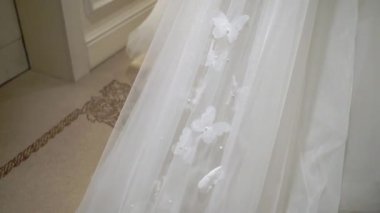 Bu nefis gelinlik, karmaşık kelebek kıyafetlerini ve zarif tüllü eteği sergiliyor. Gelinlere biraz doğal cazibe aşılamak için ideal.