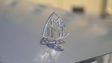 SAINT-PETERSBURG, RUSSIA - 16 Temmuz 2022: Mercedes-benz S-sınıfı Maybach w222 beyaz lüks araba kaputu logosu