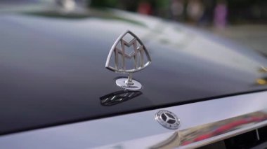 SAINT-PETERSBURG, RUSSIA - 16 Temmuz 2022: Mercedes-benz S-sınıfı Maybach w222 siyah lüks araba kaputu logosu