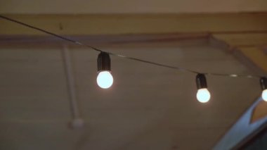 Sıcak sicim ışıkları rahat bir atmosfer yaratıyor, etkinlikler ya da ev dekorları için mükemmel, şenlikli ya da rahat bir ortamda yumuşak bir parıltı sağlıyor. Dekoru güçlendirir ve rahat bir ortam eklerler.