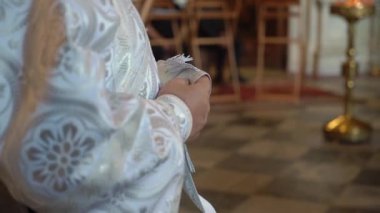 Rahip İncil 'i ya da İncil' i tutar ve dua okur. Hıristiyanlık ya da Katoliklik, Tanrı 'ya inanç. Kilise ayini, ayin..