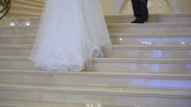 Gelin ve damat lüks bir sarayda ya da malikanede taş mermer merdivenlerden tırmanıyor. Aşk.