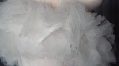 Odadaki askıda asılı beyaz bir gelinlik. Gelinin sabahı. Lüks kadın elbiseleri yatak odasında. Aşk ve evlilik.