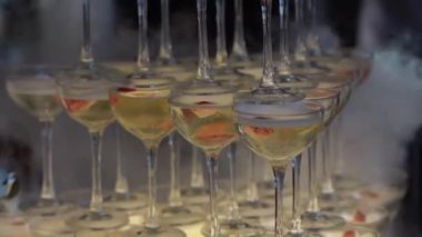 Kutlama partisinde gözlük kulesi. Hoş geldin içkileri, şampanya kulesi ya da köpüklü şarap. Kırmızı böğürtlenli. Restoran resepsiyona hazır. Alkolik içecek..