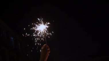 Bengal ışıklı maytaplar. Havai fişekler insanları ellerinde tutuyor. Doğada bir akşam, yaz günü. Bayram kutlaması. Yeni yıl, Noel partisi.