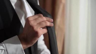 Genç adam kravat taktı. Kutlama, iş toplantısı ya da düğün için giyinme.