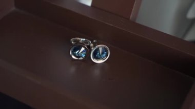 Ahşap masada erkek kol düğmeleri. Erkek modası. Düğün günü damadın sabahı. Tatil ya da etkinlik için kıyafetler.