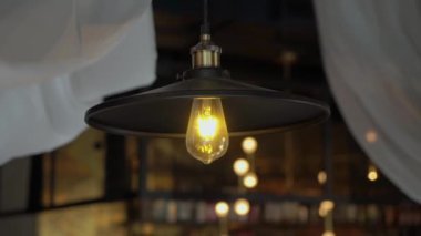 Tungsten lifli Edison lambaları. Tavandan asılan antika dekoratif ampuller. İç dekorasyon, etkinlik ya da düğün resepsiyonu.