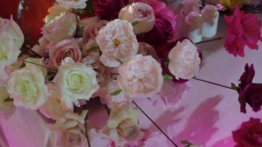 Çok güzel dekore edilmiş bir düğün resepsiyonu salonu. Masalı, sandalyeli, çiçekli bir oda. Lüks etkinlik.