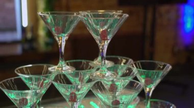 Kutlama partisinde gözlük kulesi. Hoş geldin içkileri, şampanya kulesi ya da köpüklü şarap. Kırmızı böğürtlenli. Restoran resepsiyona hazır. Alkolik içecek..