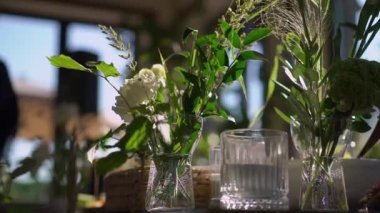 Çok güzel dekore edilmiş bir düğün resepsiyonu salonu. Masalı, sandalyeli, çiçekli bir oda. Lüks etkinlik.