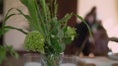 Çok güzel dekore edilmiş bir düğün resepsiyonu salonu. Masalı, sandalyeli, çiçekli bir oda. Lüks etkinlik.