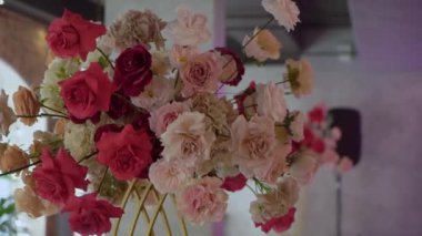 Çok güzel dekore edilmiş bir düğün resepsiyonu salonu. Masalı, sandalyeli, çiçekli bir oda. Lüks etkinlik.