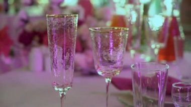 Gözlüklü ve tabaklı bir düğün resepsiyonu için masa ayarlama. Kapalı resepsiyon salonu.