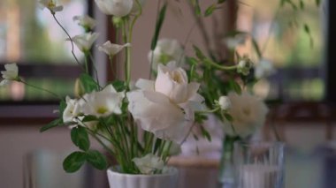 Çok güzel dekore edilmiş bir düğün resepsiyonu salonu. Masalı, sandalyeli, çiçekli bir oda. Lüks etkinlik.