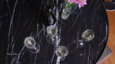 Şampanya dolu bardaklar ya da beyaz köpüklü şarap. Restoranda büfe, tatilde ya da partide hoş geldin içkisi. Tatil kutlaması. Etkinlikte alkollü içecek. 