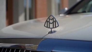 SAINT-PETERSBURG, RUSSIA - 16 Temmuz 2022: Mercedes-benz S-sınıfı Maybach w222 beyaz lüks araba kaputu logosu
