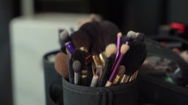 Makyaj için bir grup fırça yakın plan. Makyaj aletleri. Güzellik endüstrisi, dekoratif kozmetik ve moda. MUA.