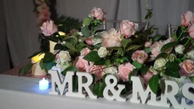 Zarif pembe ve beyaz güllerle çevrili büyüleyici Bay Bayan işareti, her romantik düğün için mükemmel bir gösteri yaratıyor ve kalbi gerçekten büyülüyor.