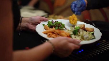 Canlı makarna, çıtır salata ve baştan çıkarıcı yanlarıyla güzel bir tabak yemek, her şeyi tatmin eden unutulmaz bir akşam yemeği deneyimi için bir araya getirilmiş, enfes mutfak icatları sunuluyor.