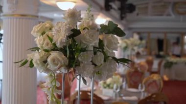 Çok güzel dekore edilmiş bir düğün resepsiyonu salonu. Masalı, sandalyeli, çiçekli bir oda. Lüks etkinlik.